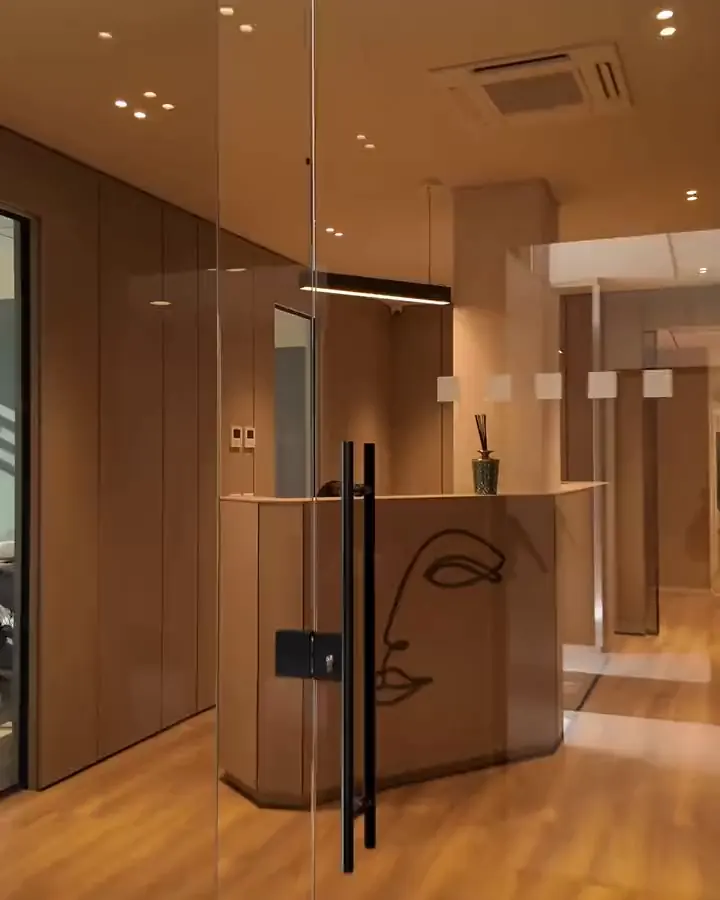 L'arrivo nella clinica di Roncade: la porta a vetri che si apre e, dietro, la reception col volto del logo disegnato sul bancone