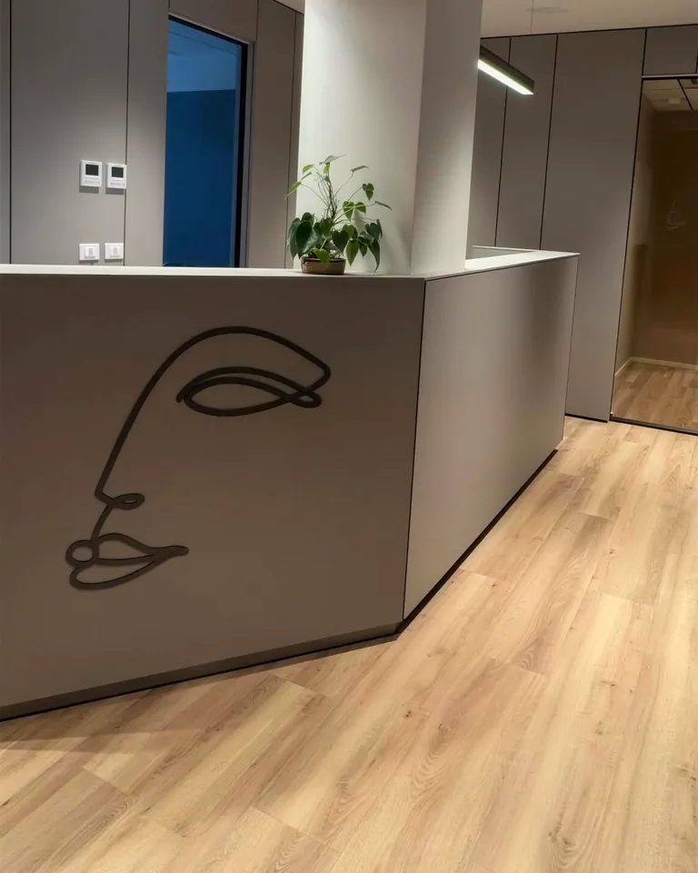 La reception della clinica di Roncade, col volto del logo disegnato sul bancone