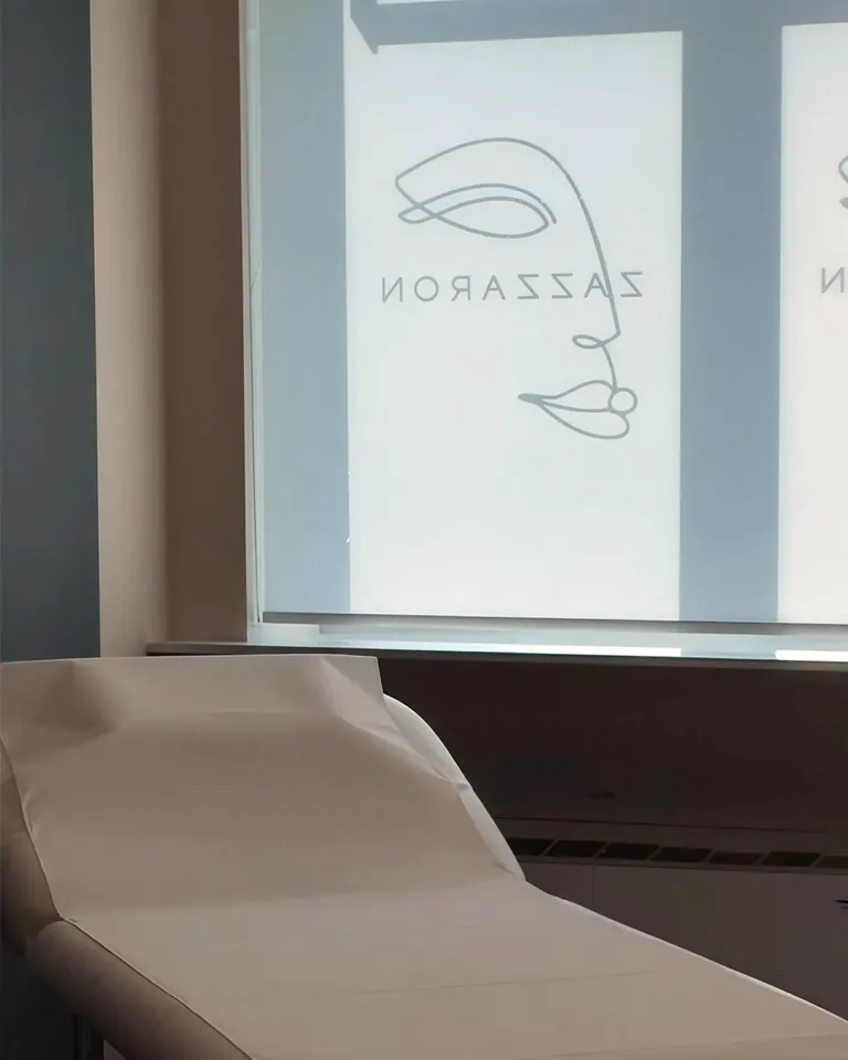 La tenda di un ambulatorio di Roncade col volto del logo stampato, controluce, e il lettino