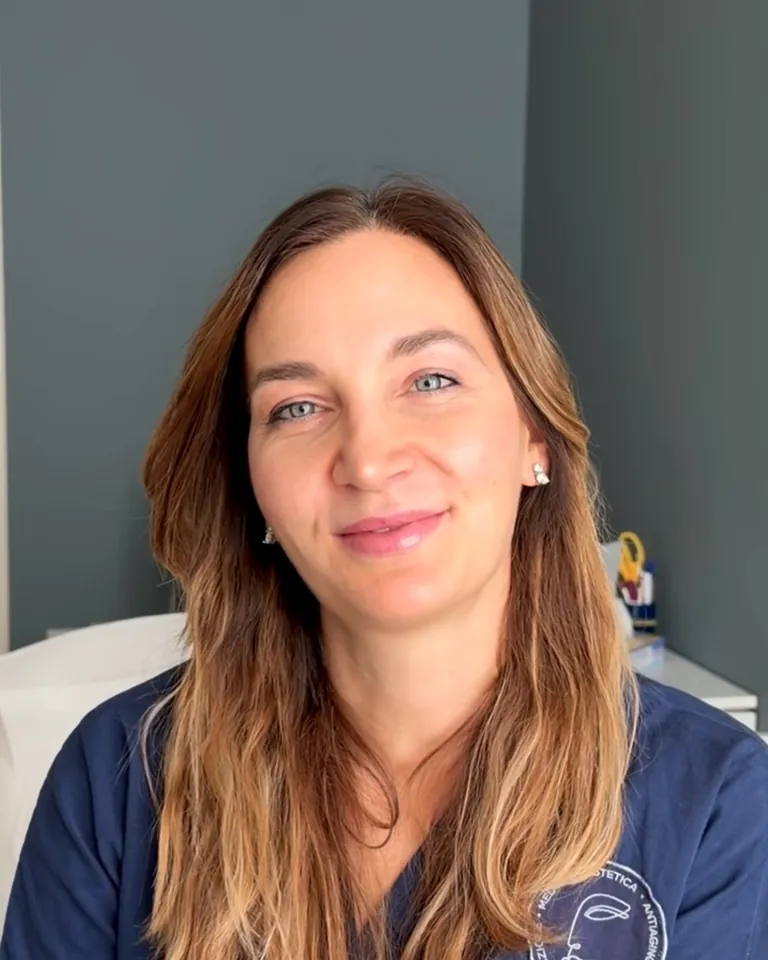 La dottoressa Michela Zazzaron seduta in un ambulatorio della clinica di Roncade, davanti alla parete color ardesia