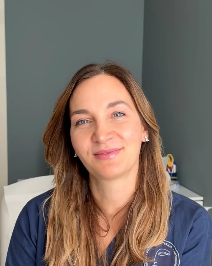 La dottoressa Michela Zazzaron racconta i valori dello studio, seduta in un ambulatorio della clinica di Roncade