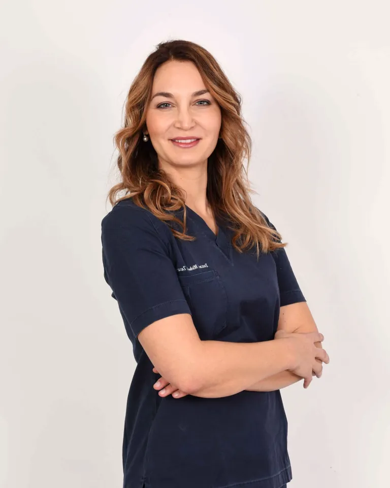 La dottoressa Michela Zazzaron in divisa blu notte, a braccia conserte, sorridente