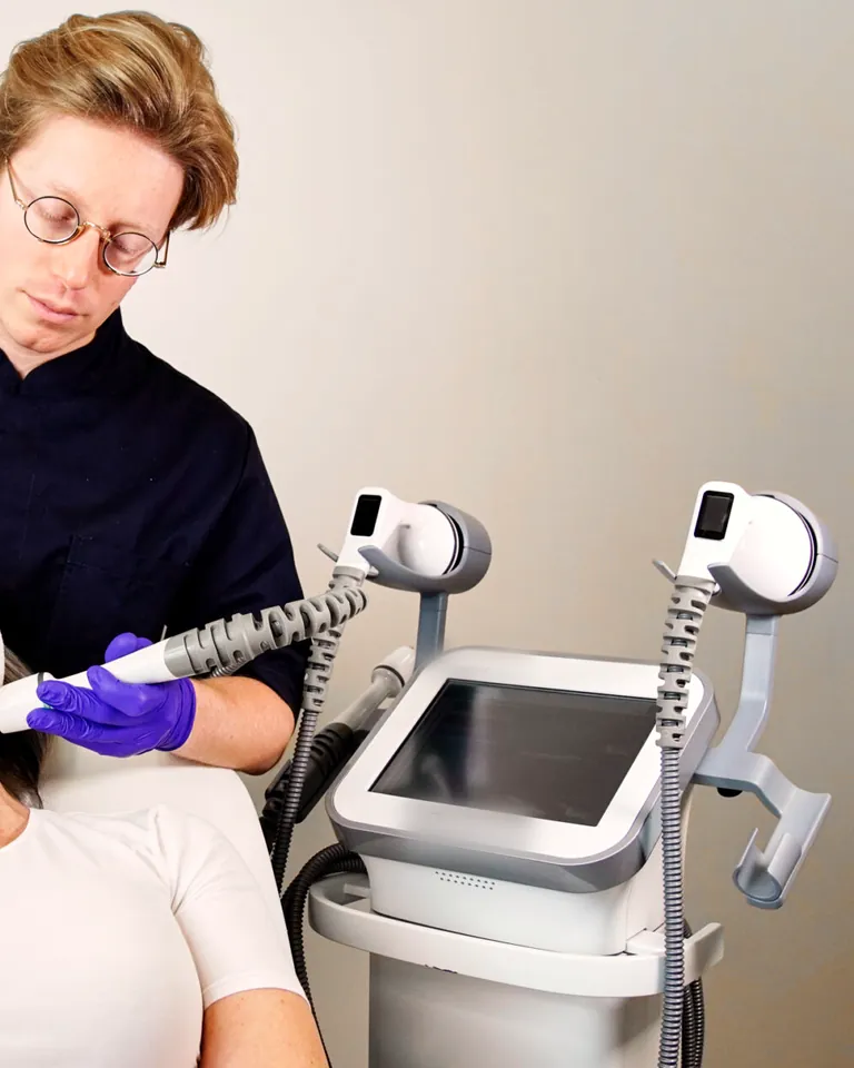 L'apparecchio della radiofrequenza a microaghi coi suoi manipoli, accanto al medico che lavora